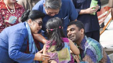 Kumi Naidoo mit der Familie des Präsidenten auf der Rainbow Warrior 06/07/2013