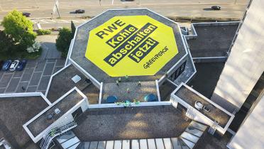 Greenpeace-Banner mit "Kohle abschalten" auf dem Dach der RWE-Zentrale