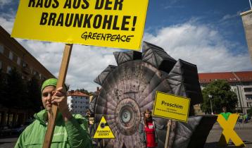 Berlin, 30.5.2014:Greenpeace-Aktivisten protestieren vor der Parteizentrale der Partei Die Linken gegen weitere Braunkohletagebaue in Brandenburg mit dem fünf Meter hohen, luftgefüllten Schaufelrad eines Braunkohlebaggers 