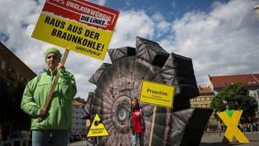30. Mai 2014: Greenpeace-Aktivisten mit dem fünf Meter hohen, luftgefüllten Schaufelrad eines Braunkohlebaggers vor der Parteizentrale der Partei Die Linken