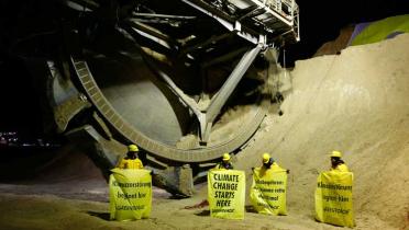10. Dezember 2008: Greenpeace-Aktivisten protestieren im Braunkohletagebau direkt vor einem der gigantischen Schaufelradbagger  