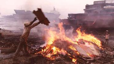 Arbeiter verbrennen Gummi und Ölreste in Alang im Januar 1998