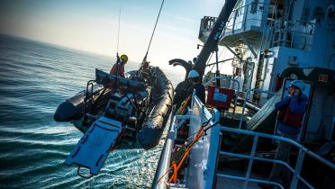 Schlauchboot wird an der Schiffsseite herabgelassen