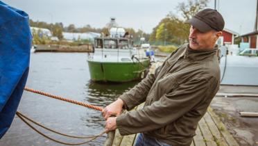 Der Fischer vertaut sein Boot am Anlegeplatz