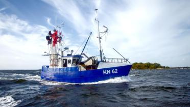 Ein blaues Schiff auf dem Meer