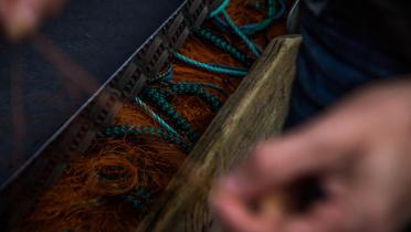 Nahaufnahme von der Arbeit an einem Fischernetz