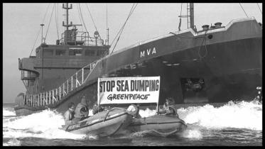1987: Greenpeace-Aktivisten protestieren gegen das Verklappen von Flugasche vor der Nordostküste Englands 