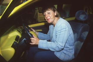 Bundesumweltministerin Angela Merkel im Greenpeace-3-Liter-Auto SmILE 1997 auf der IAA in Frankfurt 
