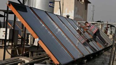 Solarpanels liefern Holy Family Krankenhaus in Neu Delhi Energie, Mai 2011