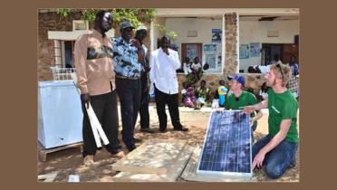 Installation eines Solar-Chill-Kühlschranks und der Fotovoltaikanlage in der Krankenstation Muhuru Bay, Kenia, im September 2009