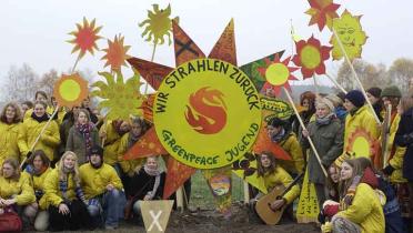 JAGs des SolarGeneration Projekts protestieren an der Castor Transportstrecke, November 2003 