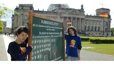 Jugendliche der Solar Generation richten ein Klima-Camp vor dem Reichstag ein, Mai 2007