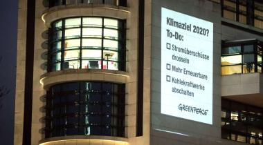 An die Fassade der SPD-Zentrale in Berlin sind Forderungen zum Kohleausstieg projeziert.