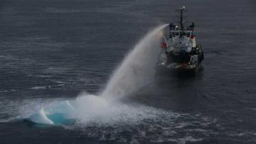 Schiffe schmelzen Eis vor Bohrplätzen von Cairn Energy im August 2010