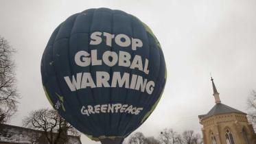 Aufforderung zur Teilnahme an Volksbegeheren gegen neue Braunkohletagebaue mit Heißluftballon. Januar 2009