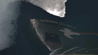 Der Bug der "Arctic Sunrise", gespiegelt im Wasser des Nordpolarmeers, Juli 2009