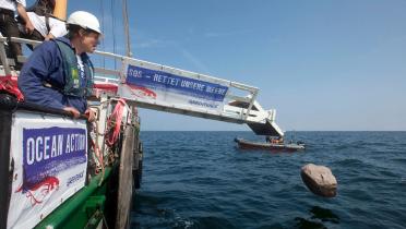 Greenpeace-Schiff versenkt Felsbrocken in der Nordsee