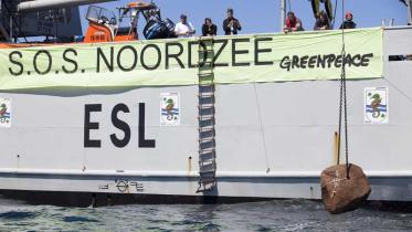 Niederländische Greenpeacer versenken Natursteine in der Klaver Bank/Nordsee.Juli 2011