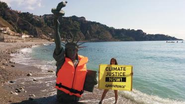 Freiheitsstatue halb versunken am Strand von Taormina