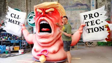 Jacques Tilly bemalt Trump-Plastik