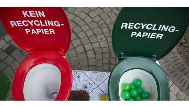 Abstimmung in der Hamburger Innenstadt, pro oder contra Recycling Toilettenpapier. August 2013