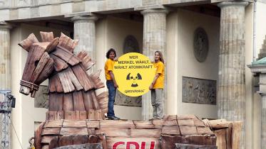 Auf der Anti-Atomkraft-Demo in Berlin: Greenpeace-Aktivisten auf "Trojanischem Pferd"  09/05/2009