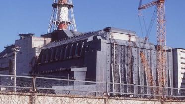 Der Sarkophag des ukrainischen Atomkraftwerks Tschernobyl im September 1996