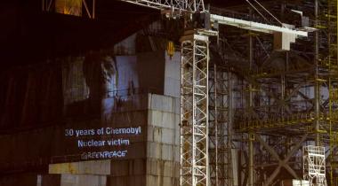 Tschernobyl-Gedenktag 2016: Greenpeace-Aktivisten projizieren Fotos von Opfern der Katastrophe an den Sarkophag der Atomruine