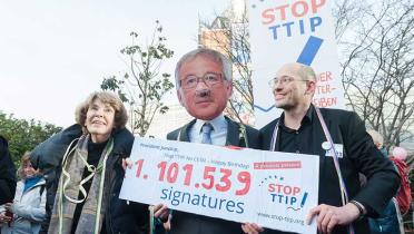 Ein Juncker-Double erhält von "Stop TTIP"-Aktivisten über eine Million Unterschriften.