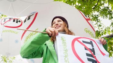 Greenpeace-Aktivistin protestiert gegen das Handelsabkommen TTIP