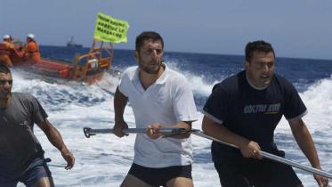 Aktivisten werden beim Versuch Thunfische zu befreien von Fischern attackiert. April 2010