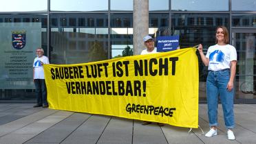 Bannerprotest vorm Verwaltungsgericht in Wiesbaden: Saubere Luft ist nicht verhandelbar