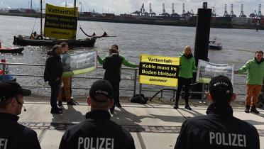 Greenpeace-Aktivisten protestieren bei Windpark-Eröffnung gegen Vattenfalls Kohle
