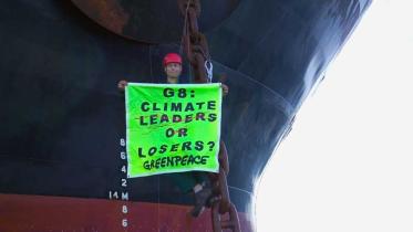 Aktivist erklettert Ankerkette des Kohlefrachters Gallia Graeca in Italien, Juli 2009 