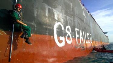 Aktivisten malen „G8 hat versagt“ auf den südafritkanischen Kohlefrachter Gallia Graeca bei Rom, Juli 2009