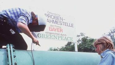 Greenpeace-Aktivisten richten an einer Pipeline der Bayer AG eine "Öffentliche Probenentnahmestelle" ein, Juli 1987