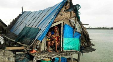 Vor Überflutung geflohen: Familie in einer auf Pfählen errichteten Hütte in Bangladesch.