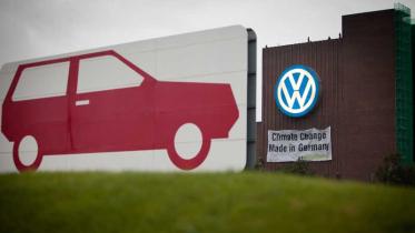 Greenpeace-Banner an der Volkswagen-Zentrale in Wolfsburg, September 2011