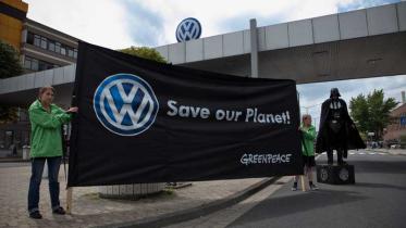 Greenpeace-Aktivisten informieren VW-Mitarbeiter über die "dunkle Seite" von VW, Juli 2011