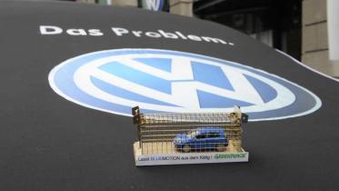 Greenpeace-Aktivisten protestieren bei VW-Händlern in Berlin, September 2011