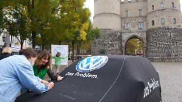 Greenpeace-Gruppen sammeln auf schwarzen Autoüberzügen Protestunterschriften, Oktober 2011