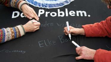 Greenpeace-Gruppen sammeln auf schwarzen Autoüberzügen Protestunterschriften, Oktober 2011