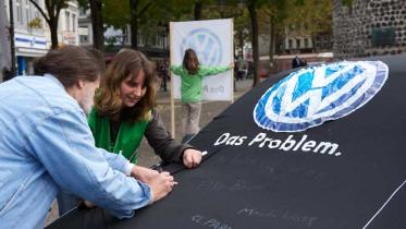 Greenpeace-Gruppen sammeln auf schwarzen Autoüberzügen Protestunterschriften, Oktober 2011