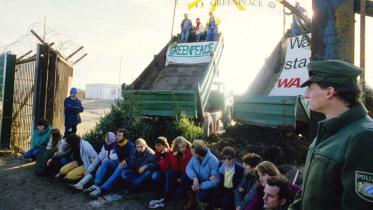 Greenpeace-Aktivisten vor der Zufahrt zur Baustelle der Wiederaufarbeitungsanlage Wackersdorf in Bayern, 1986