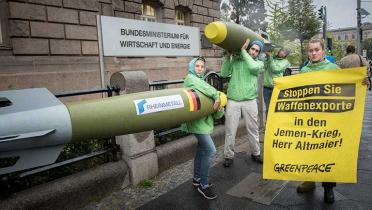 Greenpeace Aktivisten protestieren vor dem Wirtschaftsministerium gegen deutsche Waffenexporte an die von Saudi Arabien gefuehrte Jemen-Kriegskoalition.