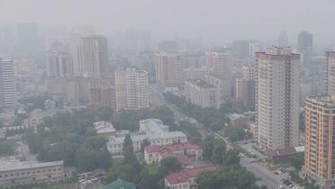 Im Rauch: die sibirische Großstadt Nowosibirsk
