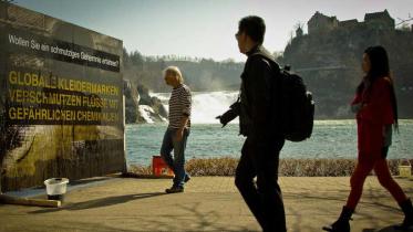Greenpeace-Aktivisten in Rheinfalls am World Water Day im März 2012