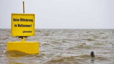 Protest mit Boje gegen RWEs Pläne im Nationalpark Wattenmeer nach Öl zu bohren. Januar 2008. 