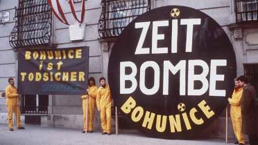Greenpeace-Aktivisten fordern in Wien, das tschechslowakische Atomkraftwerk Bohunice sofort abzuschalten, Dezember 1990