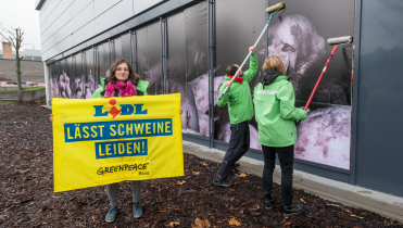 Greenpeace-Aktivisten vor einer Lidl-Filiale in Wiesbaden. Dort fordern sie bessere Haltebedingungen für Schweine, deren Fleisch Lidl verkauft.